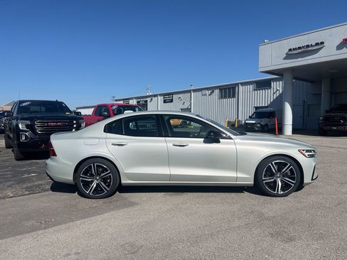 Used 2019 Volvo S60 T6 R-Design image 2