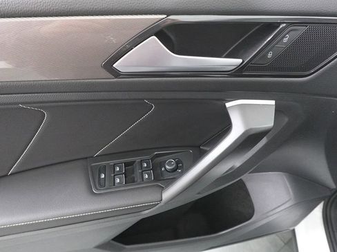 Used 2023 Volkswagen Tiguan SE w/ Panoramic Sunroof Package image 9