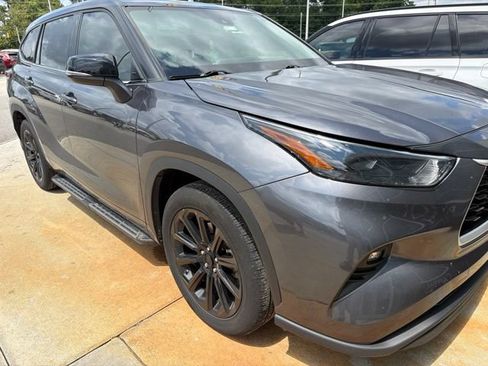 Used 2022 Toyota Highlander LE FWD image 5