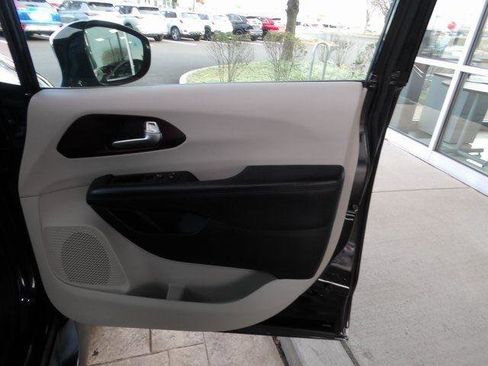 Used 2018 Chrysler Pacifica Limited w/ Tire & Wheel Group image 30