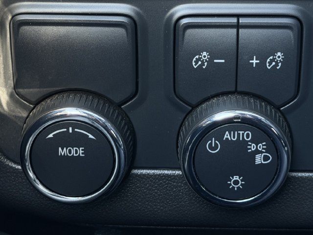 Used 2025 Chevrolet Suburban LT RWD image 21