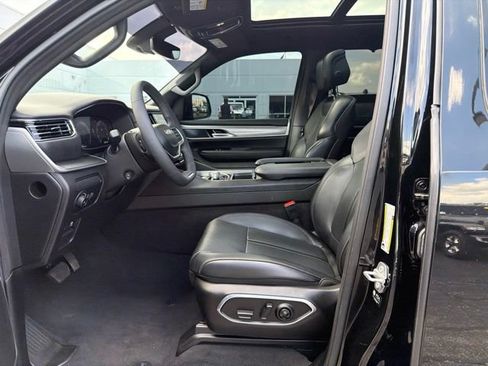 Used 2025 Jeep Wagoneer 4WD w/ Convenience Group I image 10