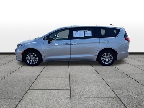 Used 2024 Chrysler Pacifica Touring-L FWD image 2