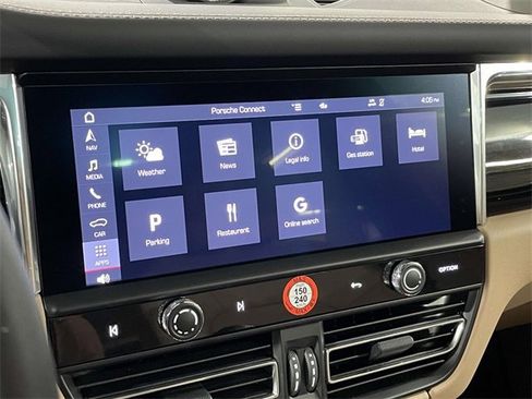 Used 2025 Porsche Macan image 28