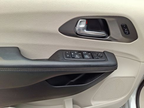 Used 2024 Chrysler Pacifica Touring-L FWD image 17