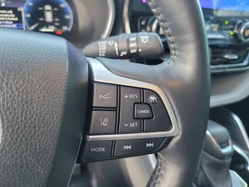 Used 2024 Toyota Highlander Limited FWD image 16