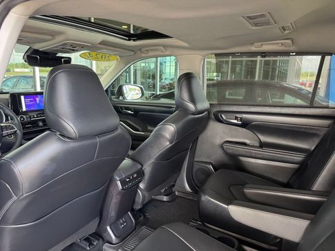 Used 2024 Toyota Highlander XLE FWD image 24