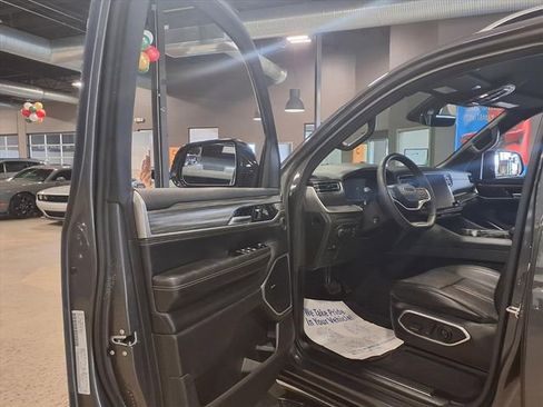 Used 2024 Jeep Wagoneer L Series II w/ Flexible Seating Group image 15