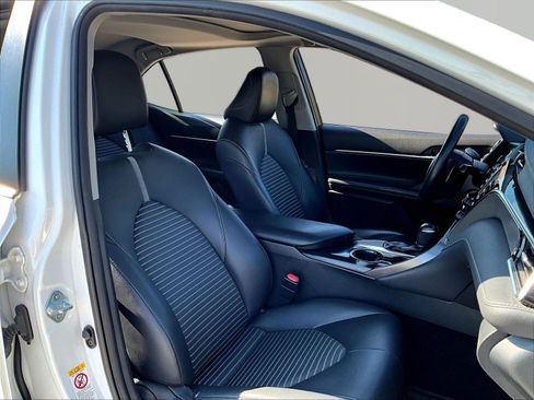 Used 2018 Toyota Camry SE w/ Moonroof Package FWD image 29