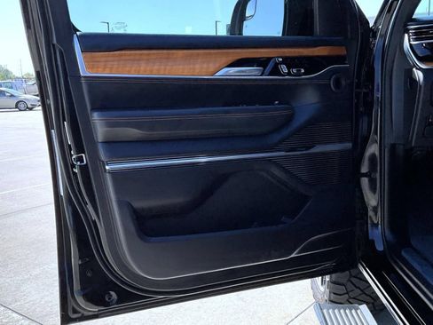 Used 2022 Jeep Grand Wagoneer Series III w/ Flexible Seating Group AWD/4WD image 9