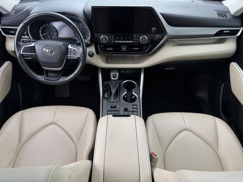 Used 2023 Toyota Highlander XLE AWD/4WD image 11
