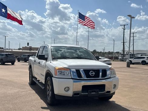 Used 2015 Nissan Titan SV w/ SV Value Truck Package RWD image 3