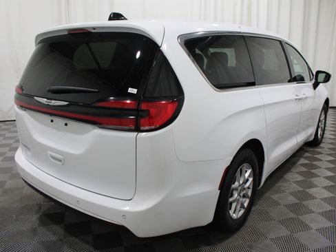 Used 2024 Chrysler Pacifica Touring-L FWD image 30