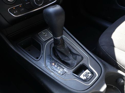 Used 2019 Jeep Cherokee Latitude w/ Popular Appearance Group FWD image 16