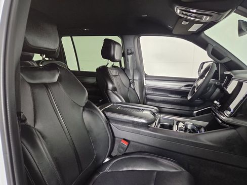 Certified 2025 Jeep Wagoneer 4WD image 33