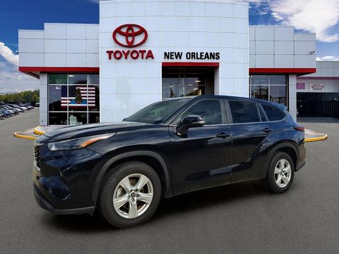 Used 2024 Toyota Highlander LE FWD image 1