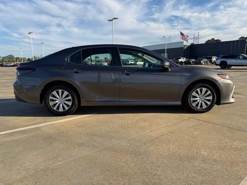 Used 2021 Toyota Camry LE image 6