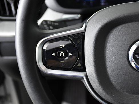 Used 2025 Volvo XC60 B5 Plus image 11