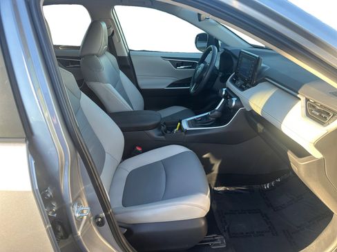 Used 2021 Toyota RAV4 XLE Premium image 15