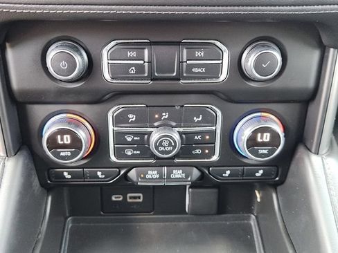 Used 2022 Chevrolet Tahoe Z71 w/ Luxury Package AWD/4WD image 18