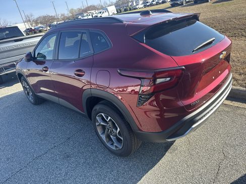 Used 2025 Chevrolet Trax LT w/ LT Convenience Package image 8