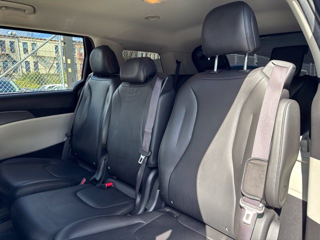 Used 2022 Kia Carnival LX FWD image 24