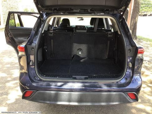 Used 2021 Toyota Highlander XLE FWD image 12