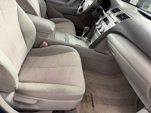 Used 2010 Toyota Camry LE image 21