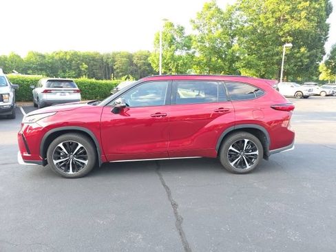 Used 2021 Toyota Highlander XSE AWD/4WD image 2