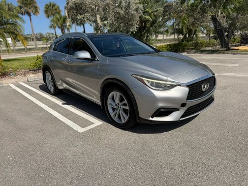 Used 2018 INFINITI QX30 FWD image 6