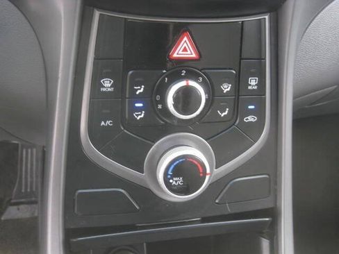 Used 2016 Hyundai Elantra SE FWD image 19