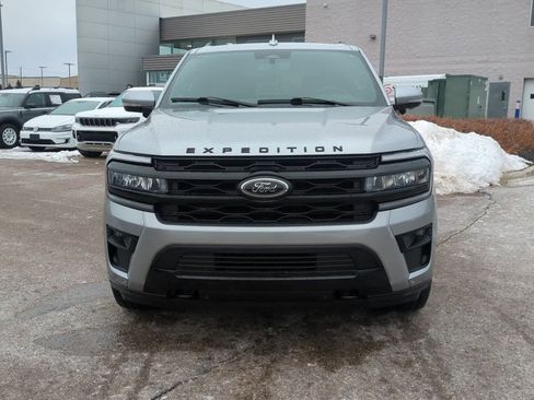 Used 2023 Ford Expedition Limited image 3