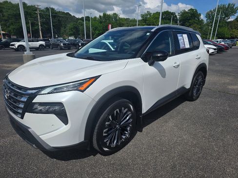 Used 2025 Nissan Rogue SL w/ Tech Package FWD image 7