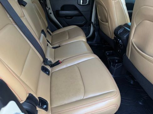 Used 2020 Jeep Gladiator Rubicon AWD/4WD image 39
