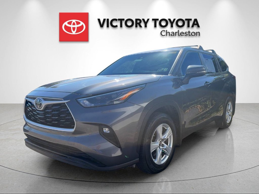 Used 2023 Toyota Highlander LE FWD image 1