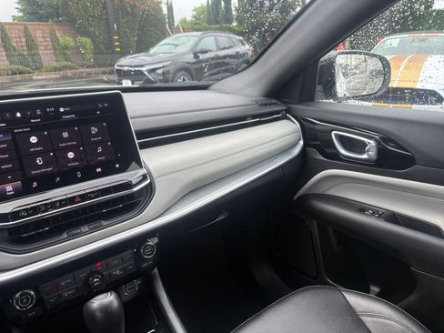 Used 2025 Jeep Compass Limited image 36