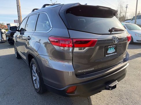 Used 2019 Toyota Highlander XLE AWD/4WD image 4