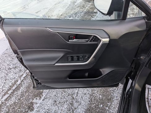 Used 2022 Toyota RAV4 XLE Premium image 6