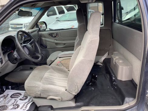 Used 2002 Chevrolet S10 Pickup 2WD Extended Cab w/ Preferred Equipment Group image 31