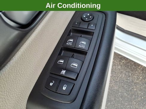 Used 2023 Chrysler Pacifica Touring-L FWD image 21