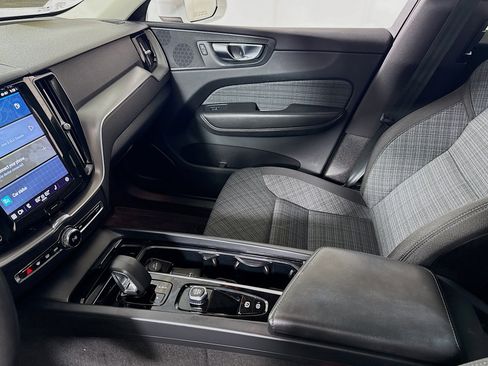 Used 2023 Volvo XC60 B5 Core image 23