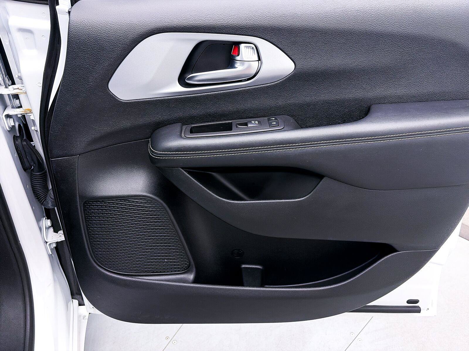 Used 2023 Chrysler Pacifica Touring-L w/ Uconnect Theater Family Group FWD image 36