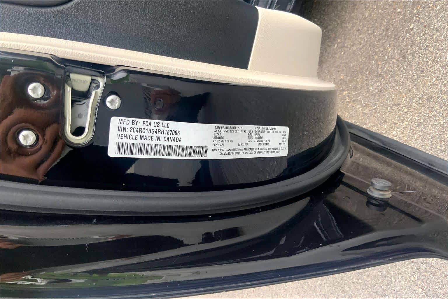 Used 2024 Chrysler Pacifica Touring-L FWD image 31
