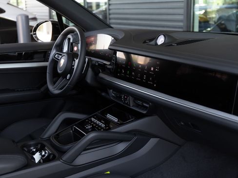 Certified 2025 Porsche Cayenne E-Hybrid AWD/4WD image 41