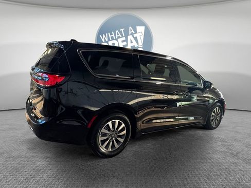 Used 2025 Chrysler Pacifica Select w/ Uconnect Theater Family Group image 3