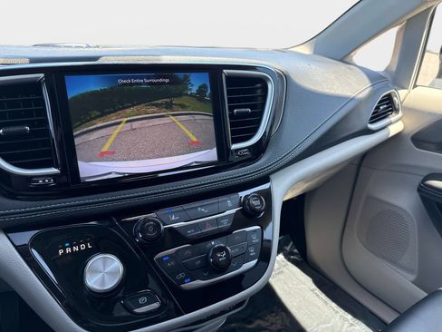Used 2024 Chrysler Pacifica Limited FWD image 23