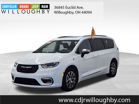 Used 2025 Chrysler Pacifica Pinnacle image 1