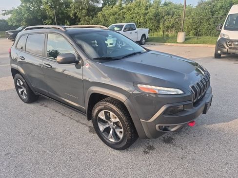 Used 2016 Jeep Cherokee Trailhawk w/ Comfort/Convenience Group AWD/4WD image 3