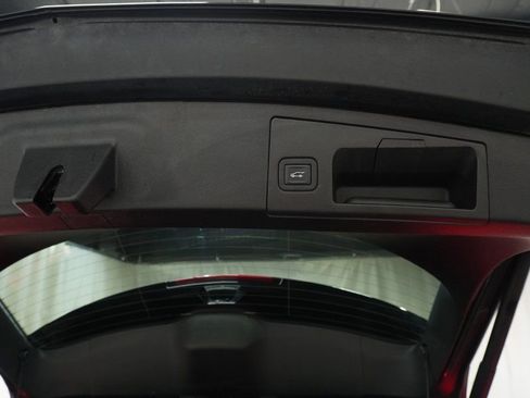 Used 2021 Cadillac XT4 Premium Luxury w/ Enhanced Visibility Package image 8