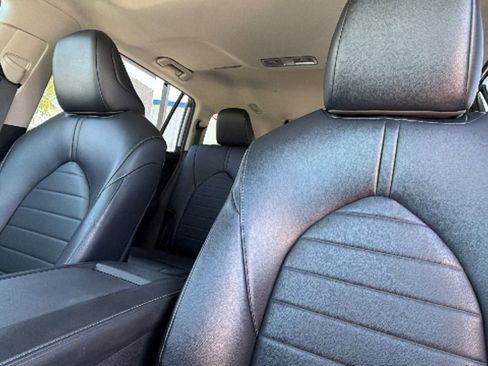 Used 2023 Toyota Highlander XLE AWD/4WD image 11